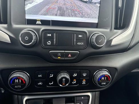 Used 2024 GMC Terrain SLT image 25