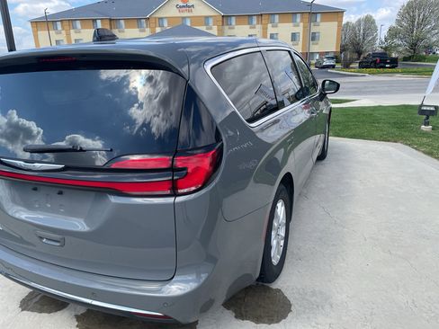 Used 2023 Chrysler Pacifica Touring-L image 5