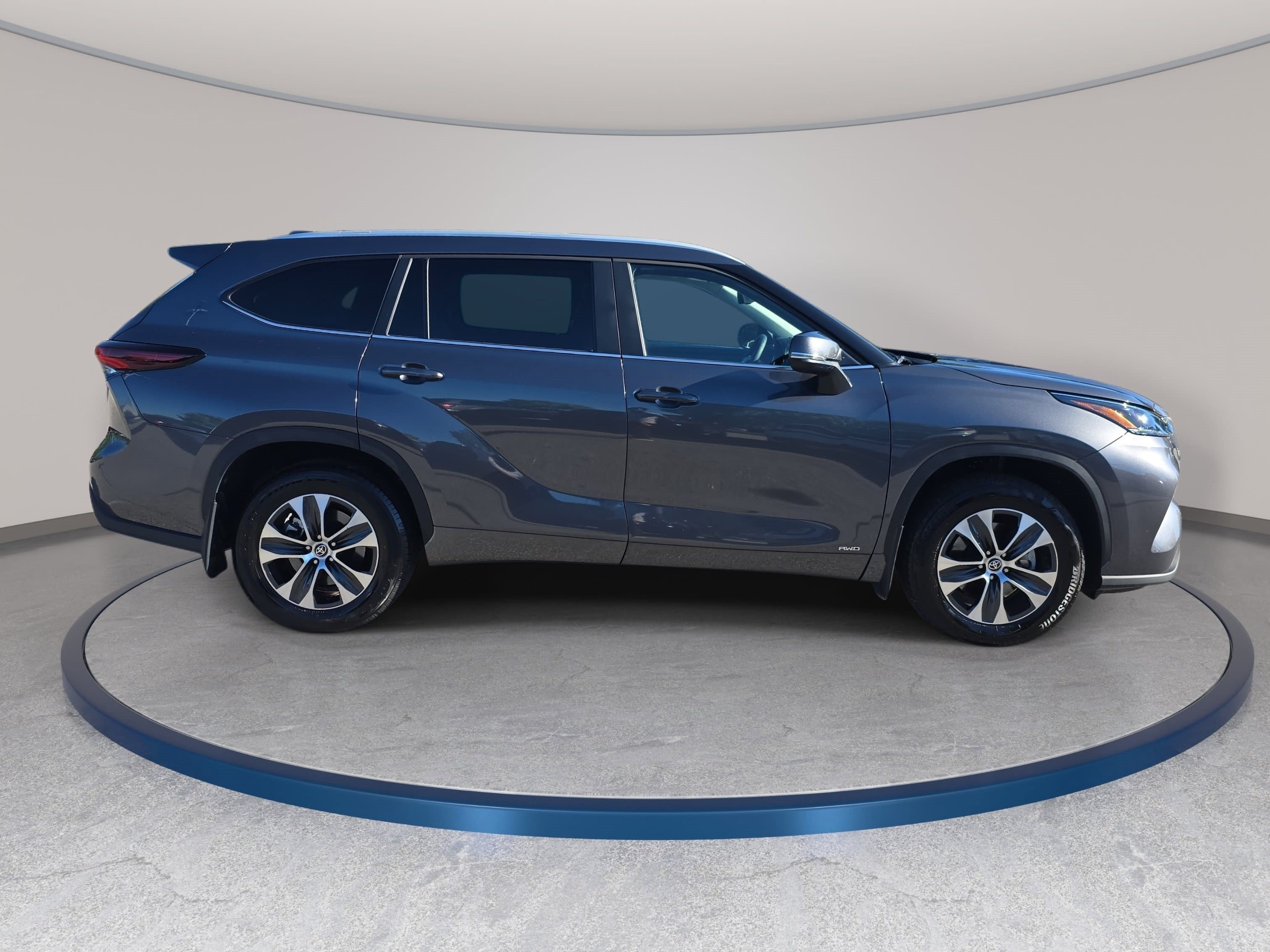 Used 2025 Toyota Highlander XLE AWD/4WD image 4