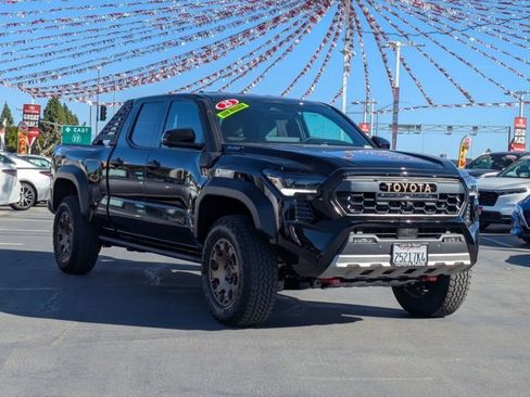 Used 2025 Toyota Tacoma Trailhunter image 3