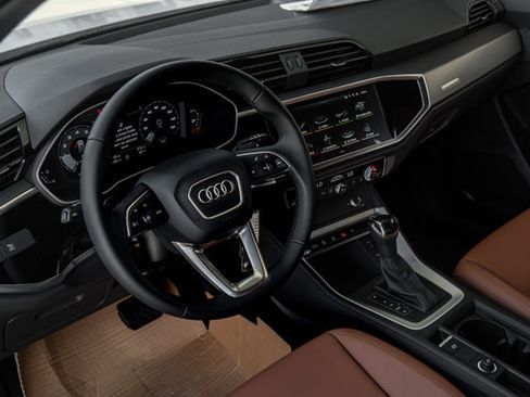 Certified 2025 Audi Q3 2.0T Premium image 9