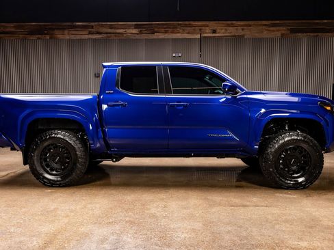 Used 2025 Toyota Tacoma SR5 image 11
