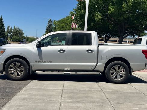 Used 2018 Nissan Titan SV w/ SV Convenience Package RWD image 6