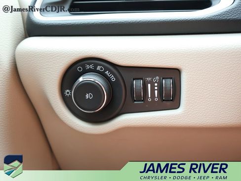 Used 2024 Chrysler Pacifica Touring-L FWD image 29