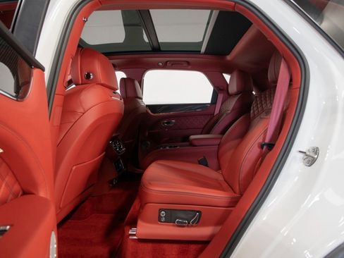 Used 2022 Bentley Bentayga image 44
