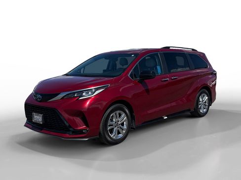 Used 2023 Toyota Sienna XSE w/ XSE Plus Package image 1