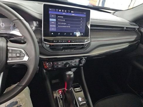 Used 2025 Jeep Compass Trailhawk image 11