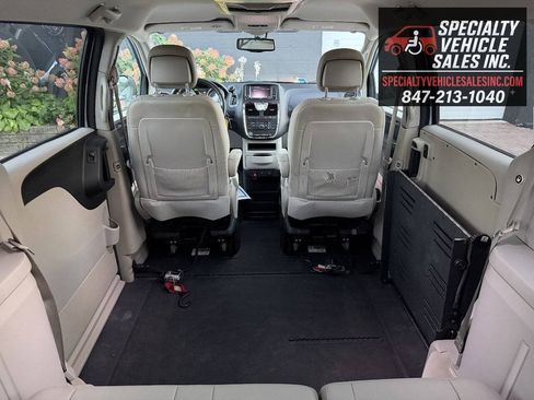 Used 2013 Chrysler Town & Country Touring FWD image 23