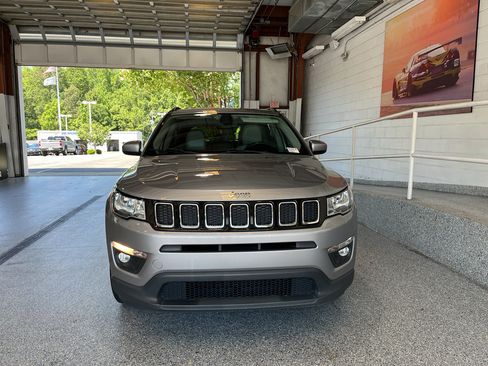 Used 2019 Jeep Compass Latitude FWD image 2