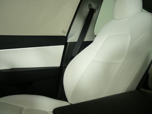 Used 2021 Tesla Model Y Long Range image 26