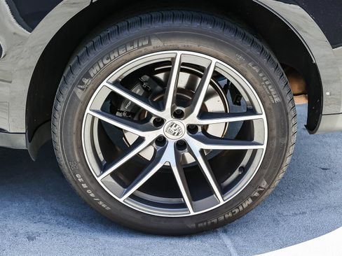 Used 2022 Porsche Macan w/ Premium Package Plus AWD/4WD image 8