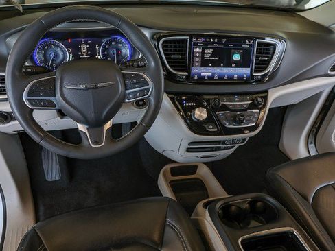 Used 2022 Chrysler Pacifica Touring-L FWD image 22