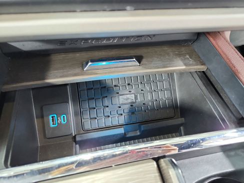 Used 2024 Ford Expedition Limited image 33