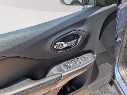 Used 2019 Jeep Cherokee Latitude Plus w/ Comfort/Convenience Group AWD/4WD image 21