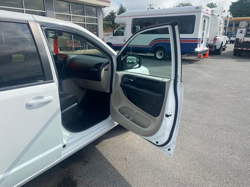 Used 2018 Dodge Grand Caravan SE w/ UConnect Hands-Free Group FWD image 19