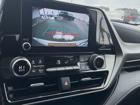 Used 2023 Toyota Highlander LE AWD/4WD image 42