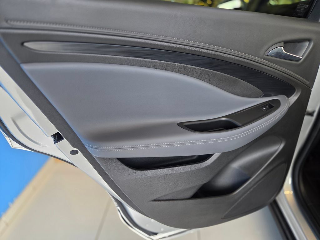 Used 2019 Buick Envision Essence FWD image 18