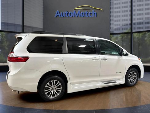 Used 2019 Toyota Sienna XLE w/ XLE Navigation Package FWD image 13
