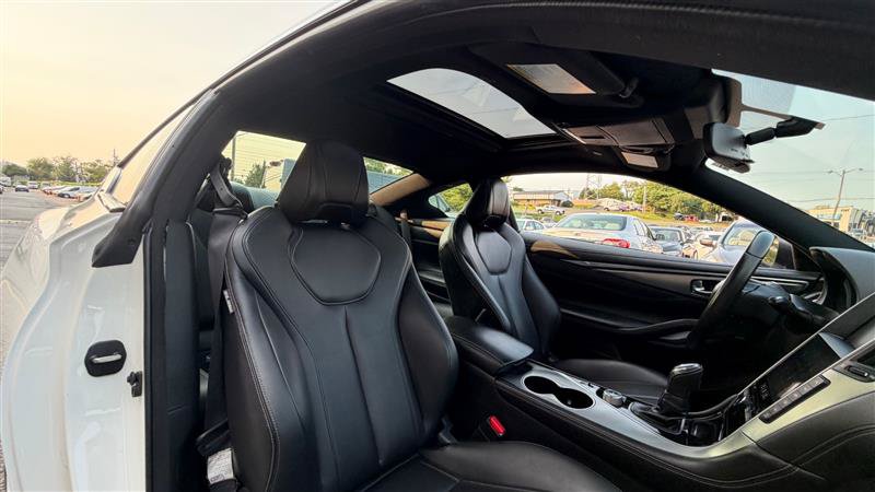 Used 2018 INFINITI Q60 2.0t w/ Moonroof Package RWD image 9