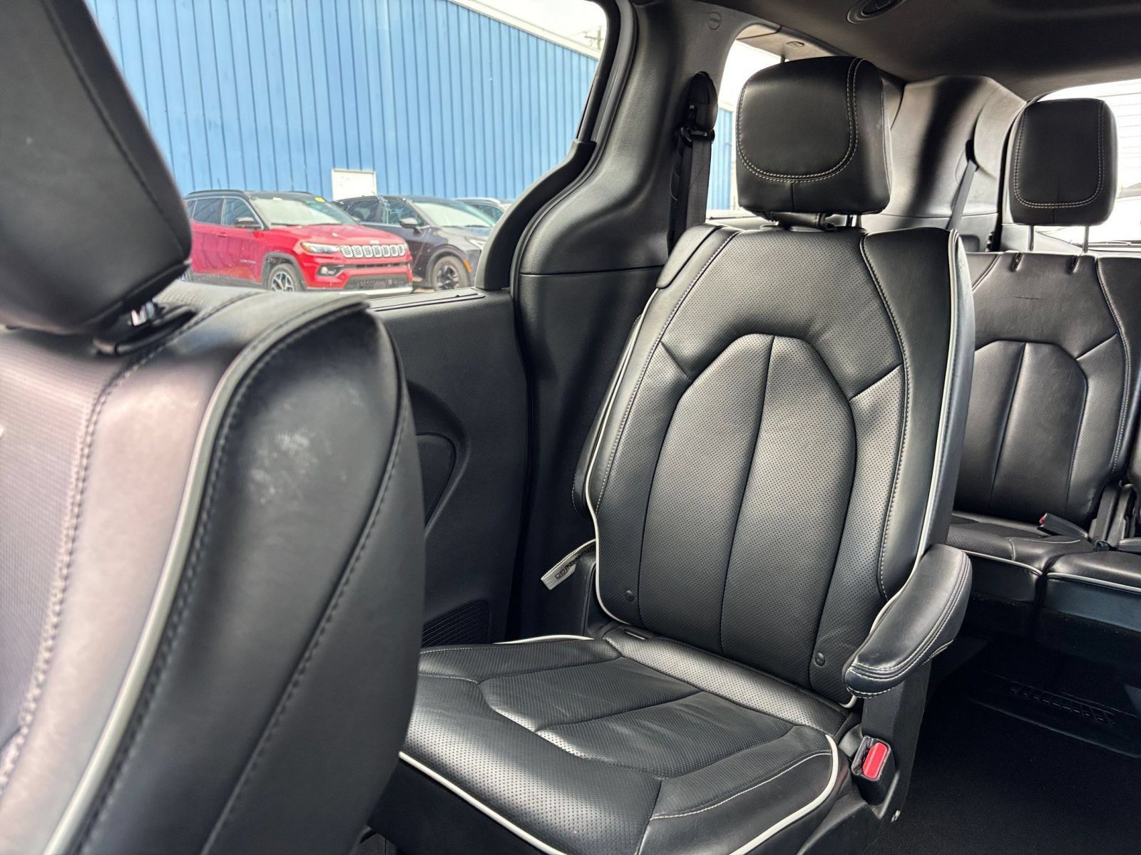 Used 2025 Chrysler Pacifica Limited FWD image 43