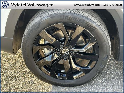 Certified 2023 Volkswagen Taos SE w/ Black Wheel Package image 7