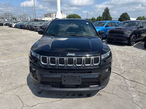 Used 2024 Jeep Compass Latitude AWD/4WD image 2