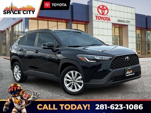 Used 2022 Toyota Corolla Cross LE AWD/4WD image 1