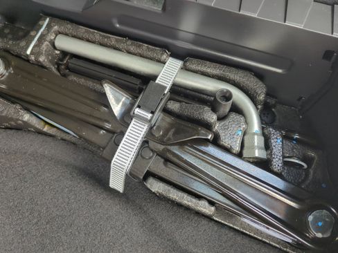 Certified 2025 Volkswagen Atlas SE image 30