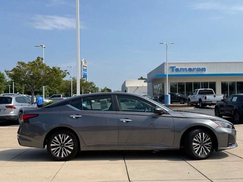 Used 2025 Nissan Altima 2.5 SV FWD image 4