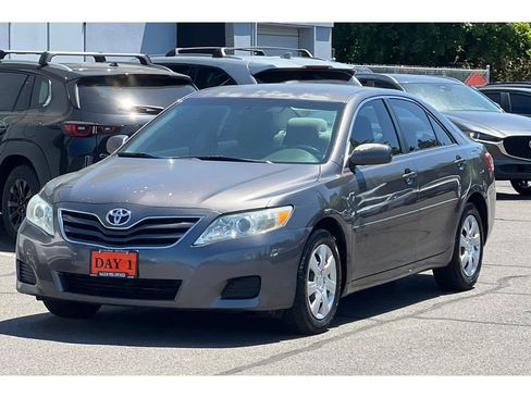 Used 2011 Toyota Camry LE image 10