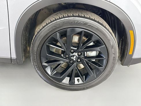 Used 2023 Mitsubishi Outlander SE image 32