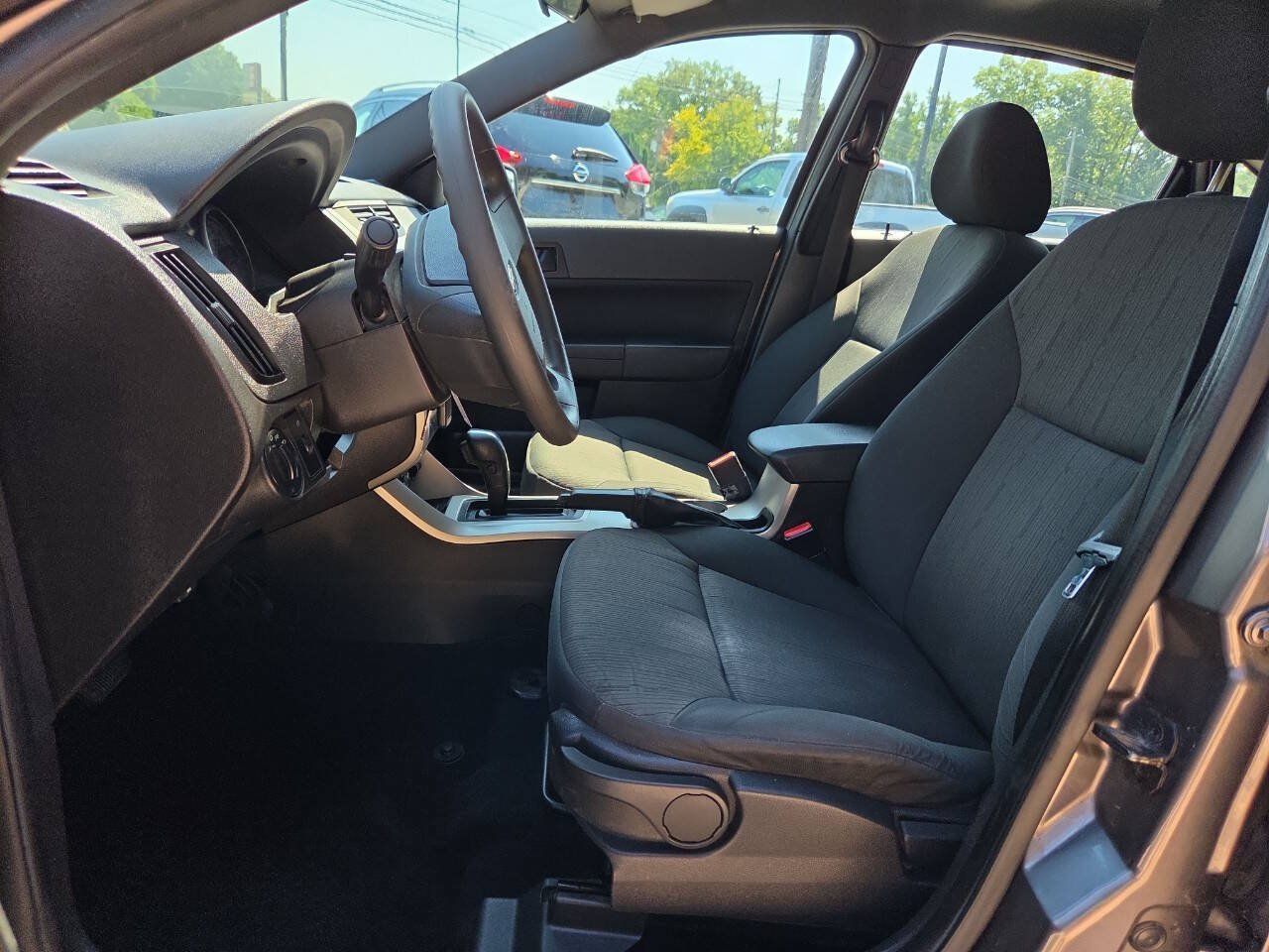 Used 2010 Ford Focus SE FWD image 16