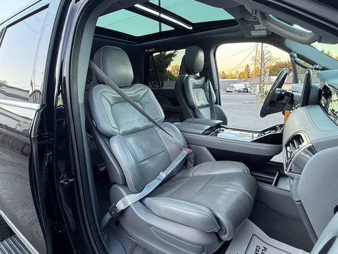 Used 2018 Lincoln Navigator Reserve AWD/4WD image 9