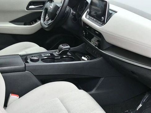 Used 2025 Nissan Rogue SV image 10