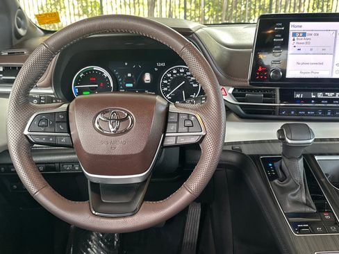 Certified 2024 Toyota Sienna Platinum image 17