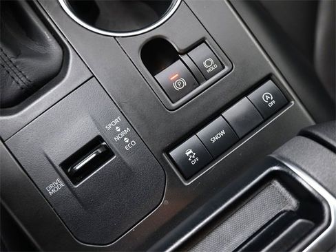 Used 2020 Toyota Highlander XLE image 3