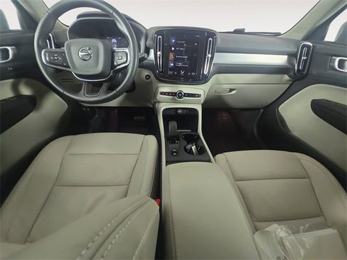 Used 2022 Volvo XC40 T5 Momentum image 10