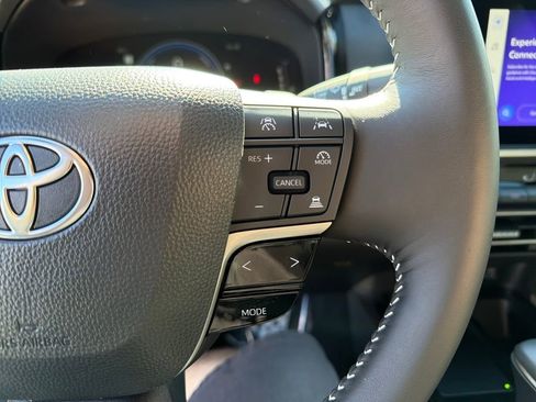 Used 2025 Toyota Camry SE w/ Convenience Package image 23