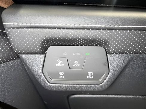 Used 2025 Volkswagen Atlas SE image 17