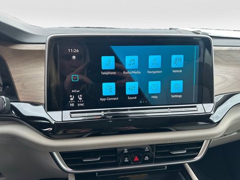 Certified 2025 Volkswagen Atlas SE AWD/4WD image 17