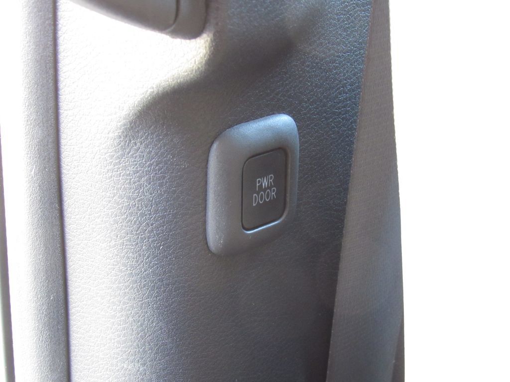 Certified 2025 Toyota Sienna XLE FWD image 37