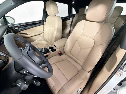 Certified 2026 Porsche Macan AWD/4WD image 5
