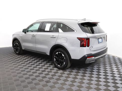 Used 2024 Kia Sorento S w/ Panoramic Sunroof Package FWD image 5