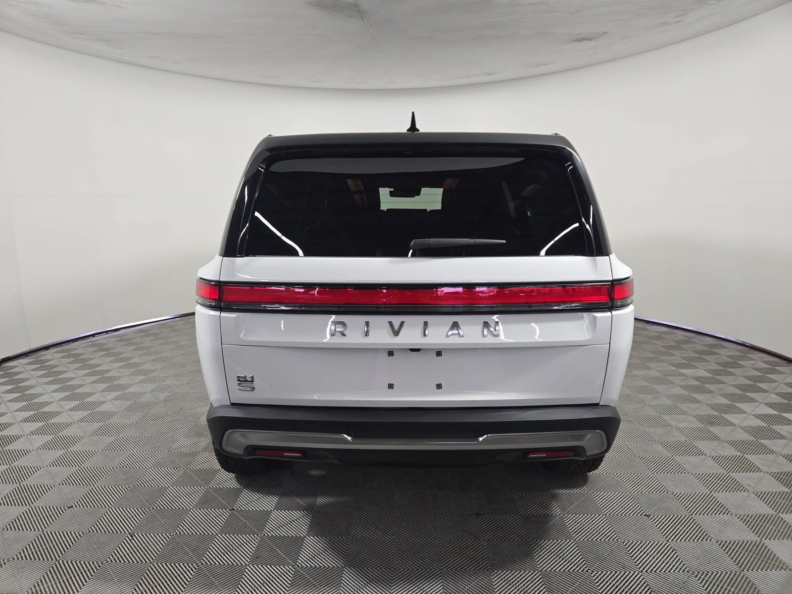 Used 2025 Rivian R1S Adventure Dual AWD/4WD image 4