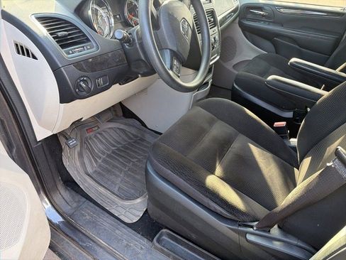 Used 2018 Dodge Grand Caravan SE w/ UConnect Hands-Free Group image 7