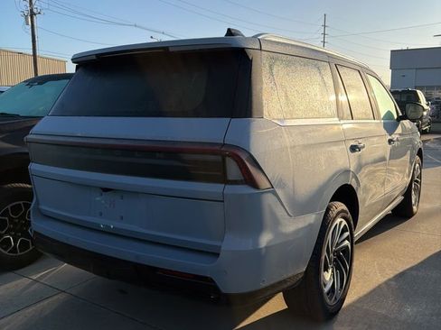 Used 2025 Lincoln Navigator Reserve image 7