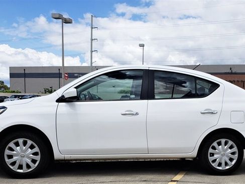 Used 2018 Nissan Versa SV FWD image 2