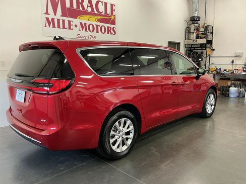 Used 2025 Chrysler Pacifica Select AWD/4WD image 5