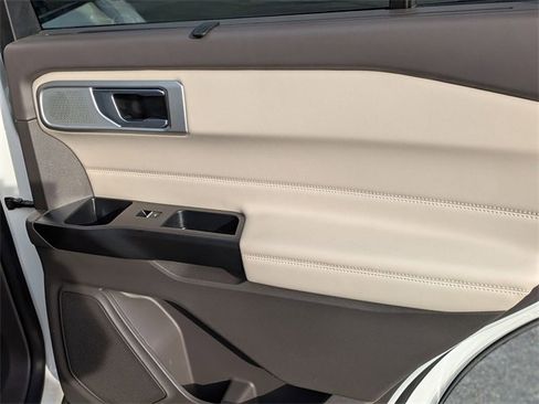 Used 2020 Ford Explorer Platinum w/ Premium Technology Package image 36