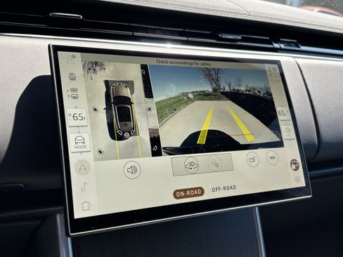 Used 2025 Land Rover Range Rover SE image 25